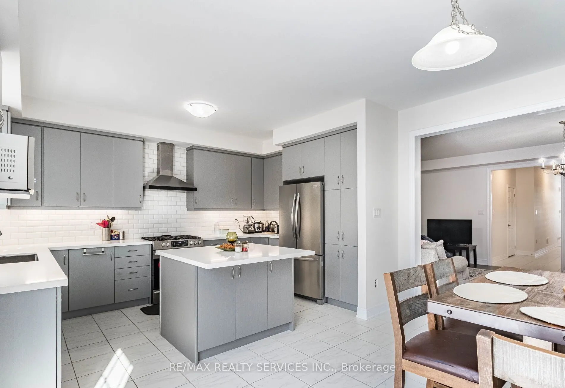 17 Overstone Road E