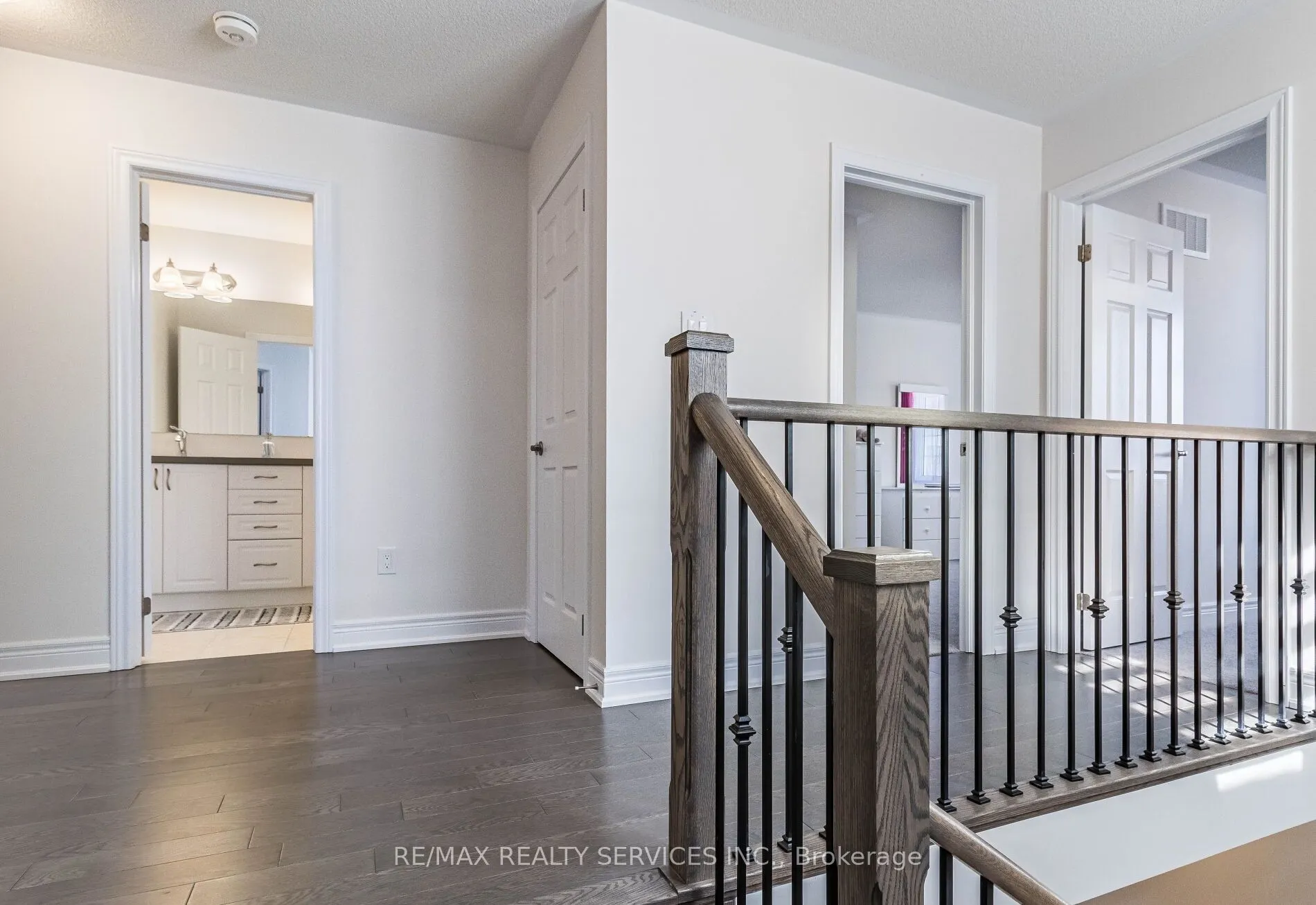 17 Overstone Road E