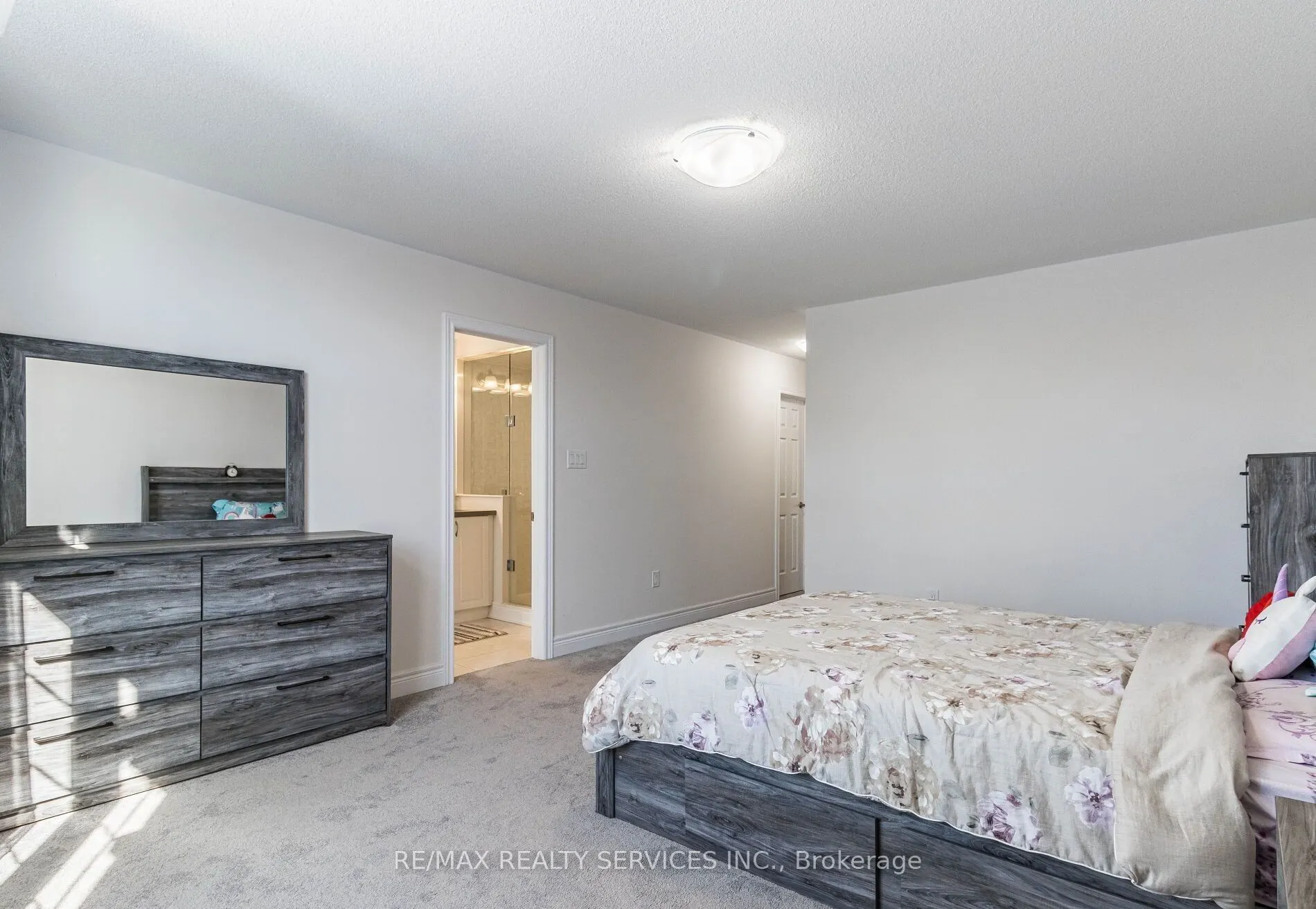 17 Overstone Road E