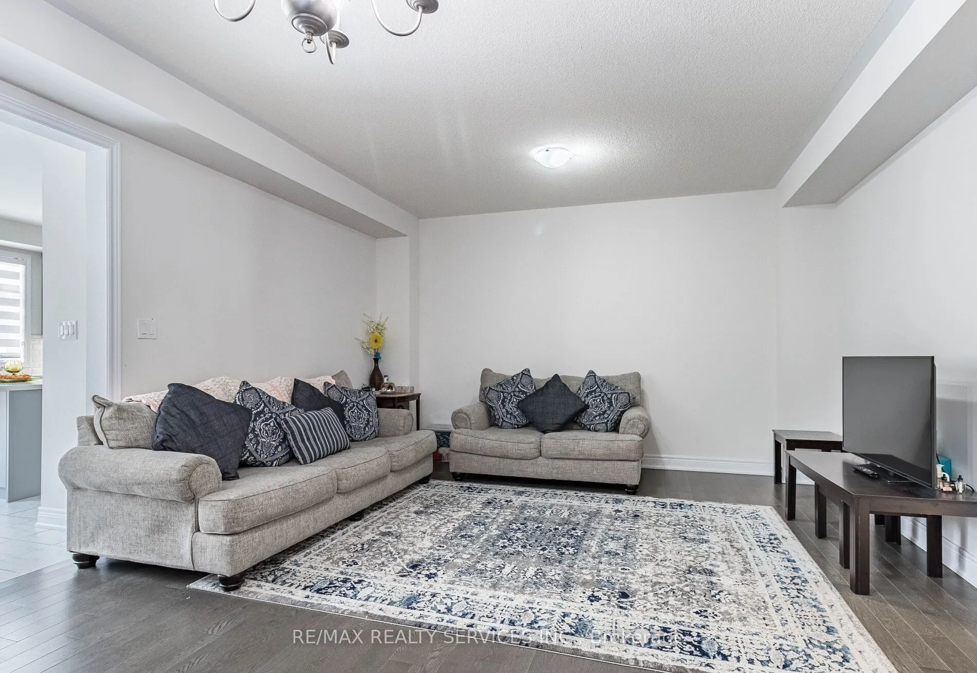 17 Overstone Road E
