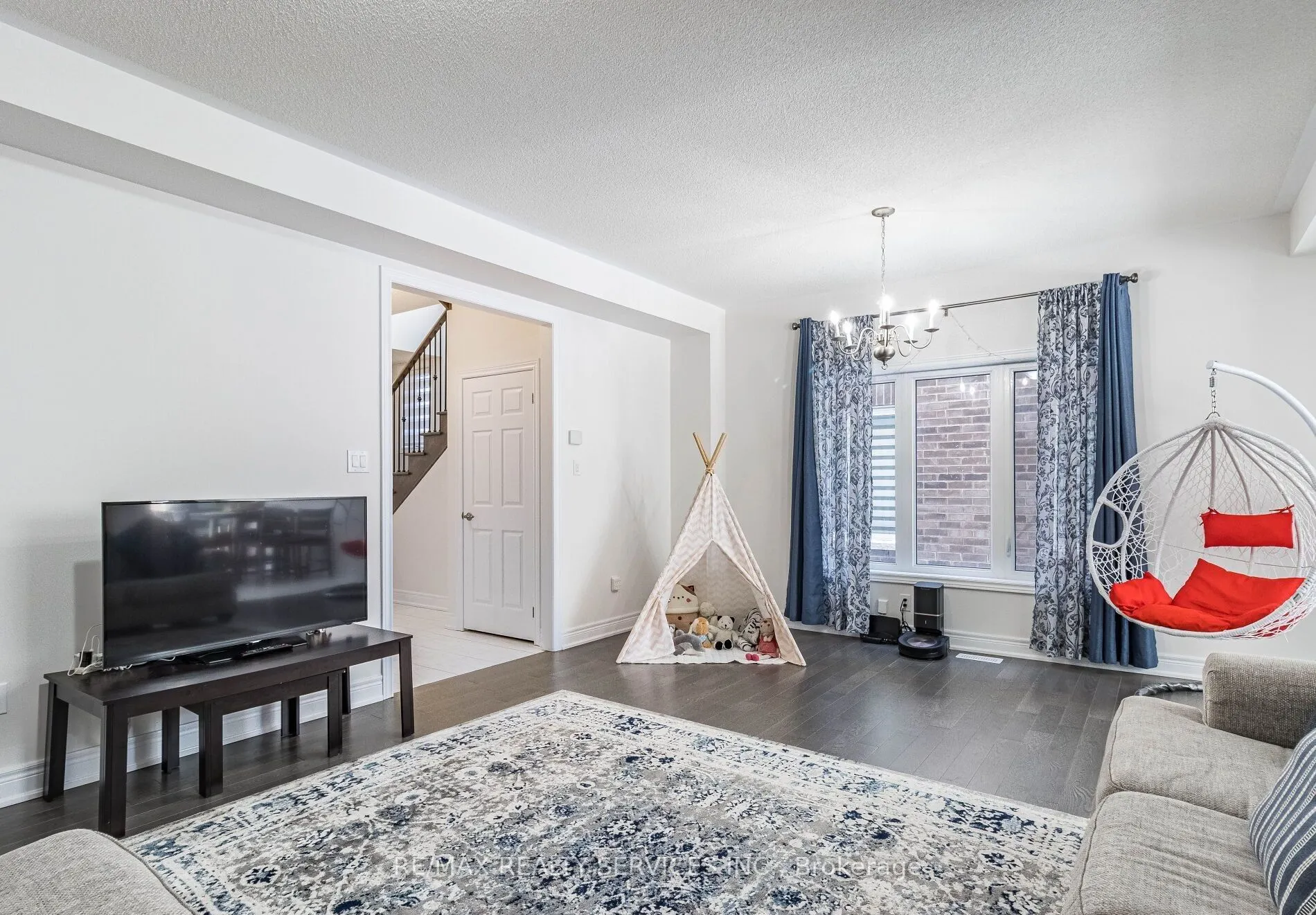17 Overstone Road E