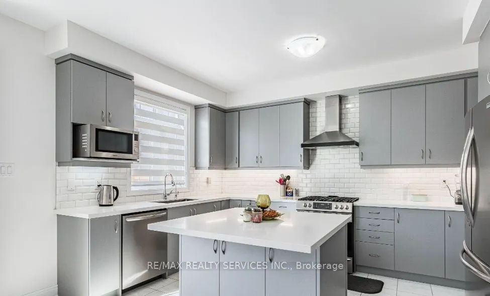 17 Overstone Road E
