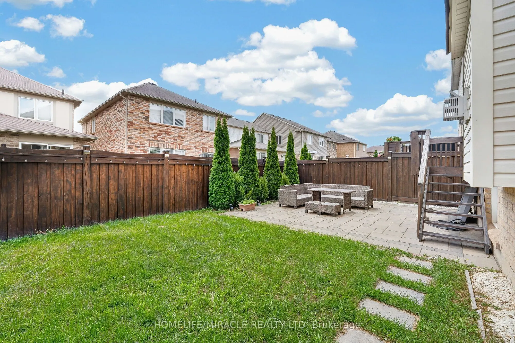 452 Tyrone Crescent