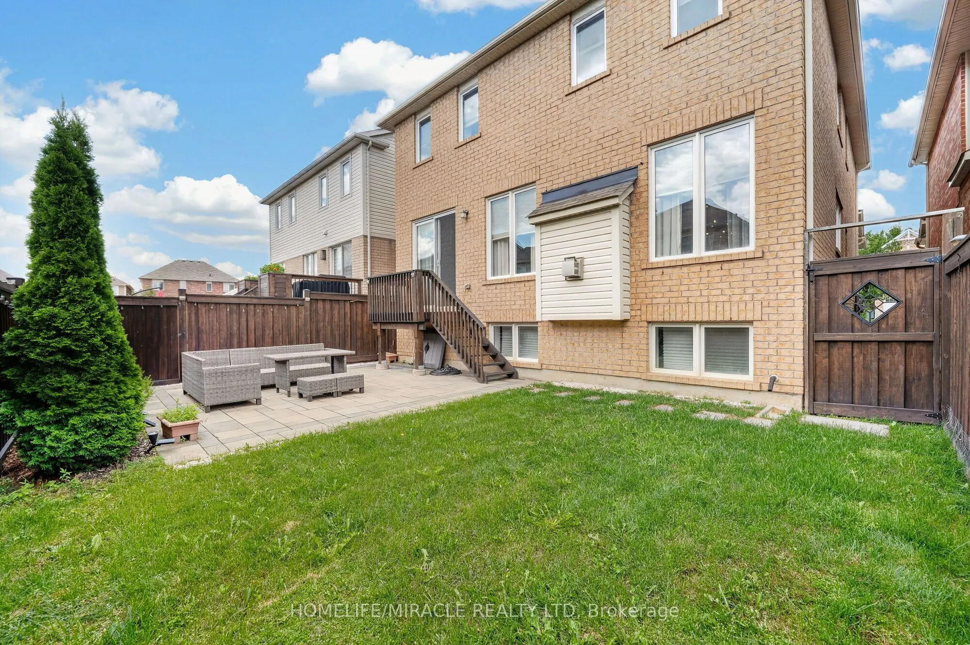 452 Tyrone Crescent