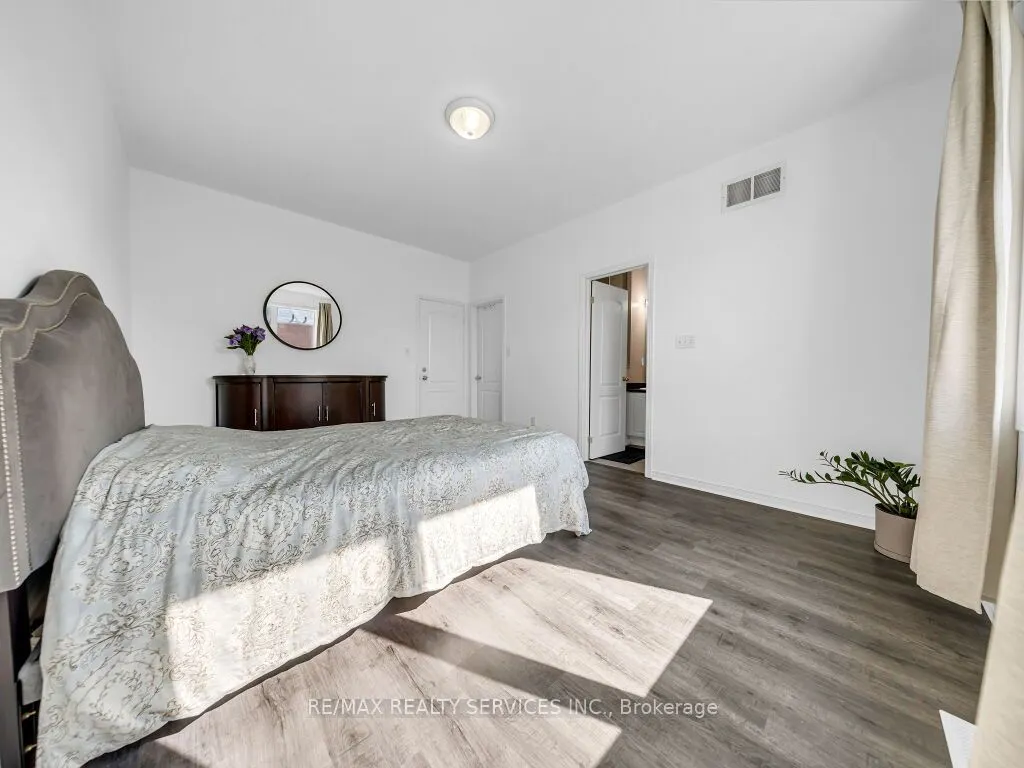 101 River Rock Crescent