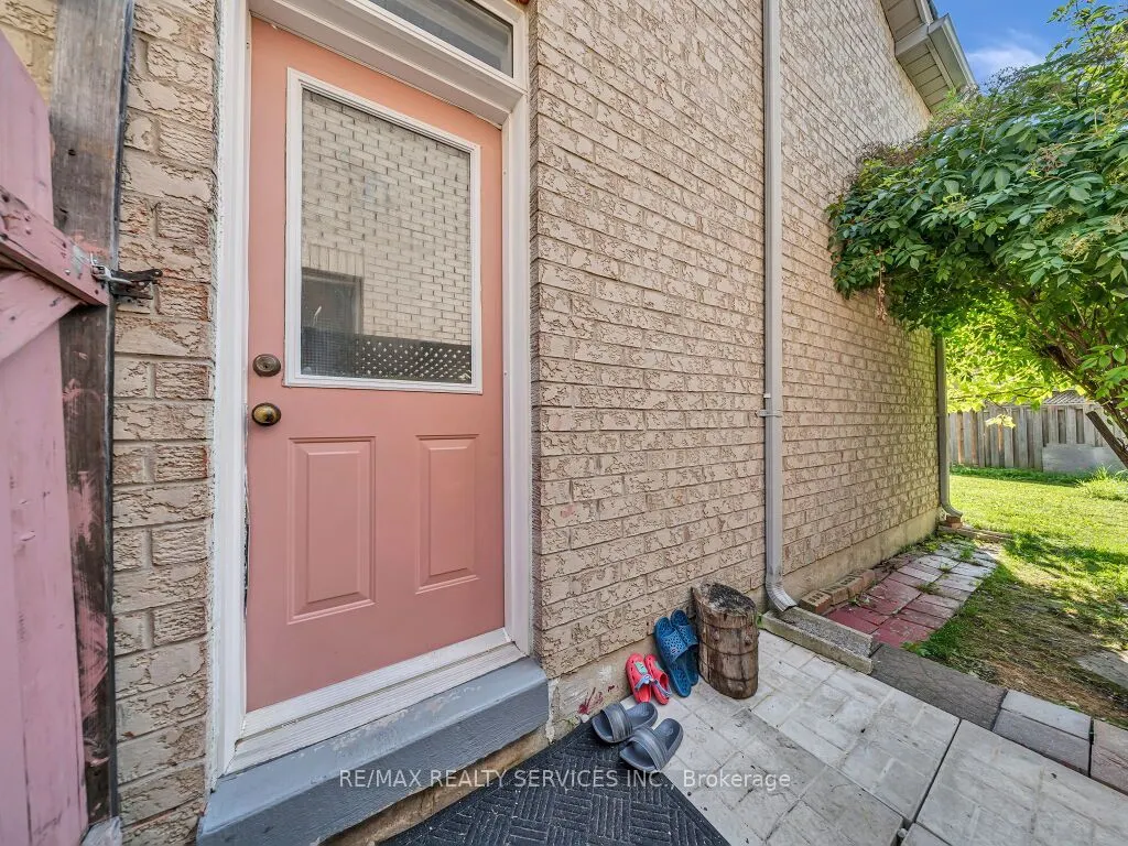 101 River Rock Crescent
