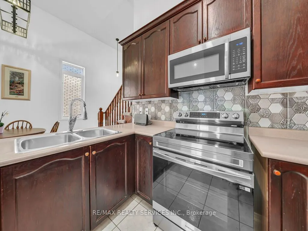 101 River Rock Crescent