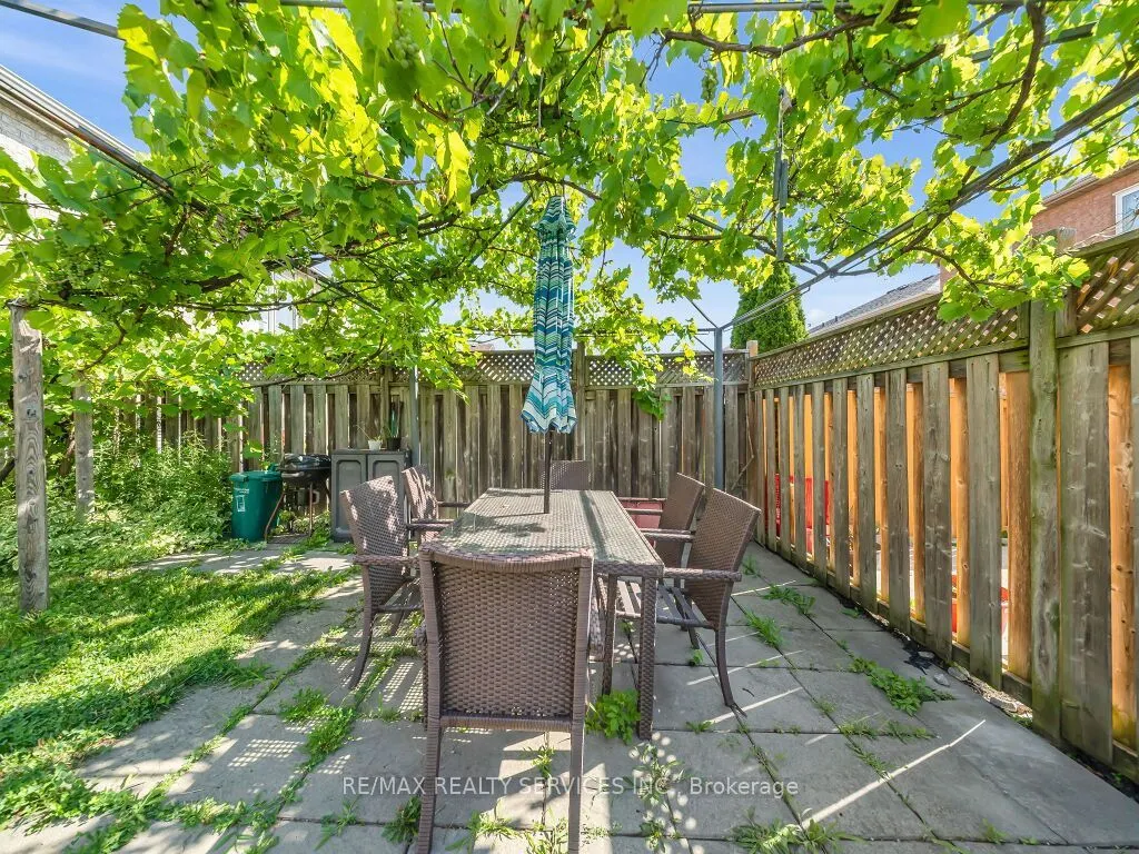 101 River Rock Crescent
