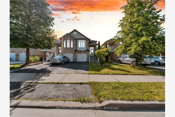101 River Rock Crescent