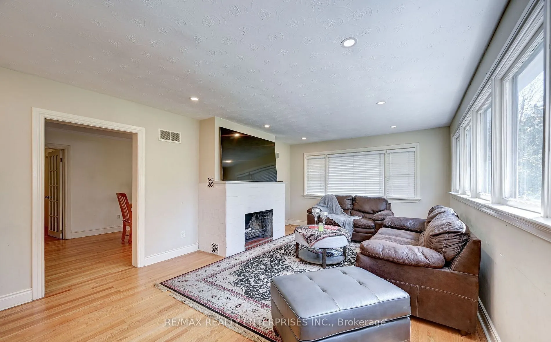 1235 Old River Road