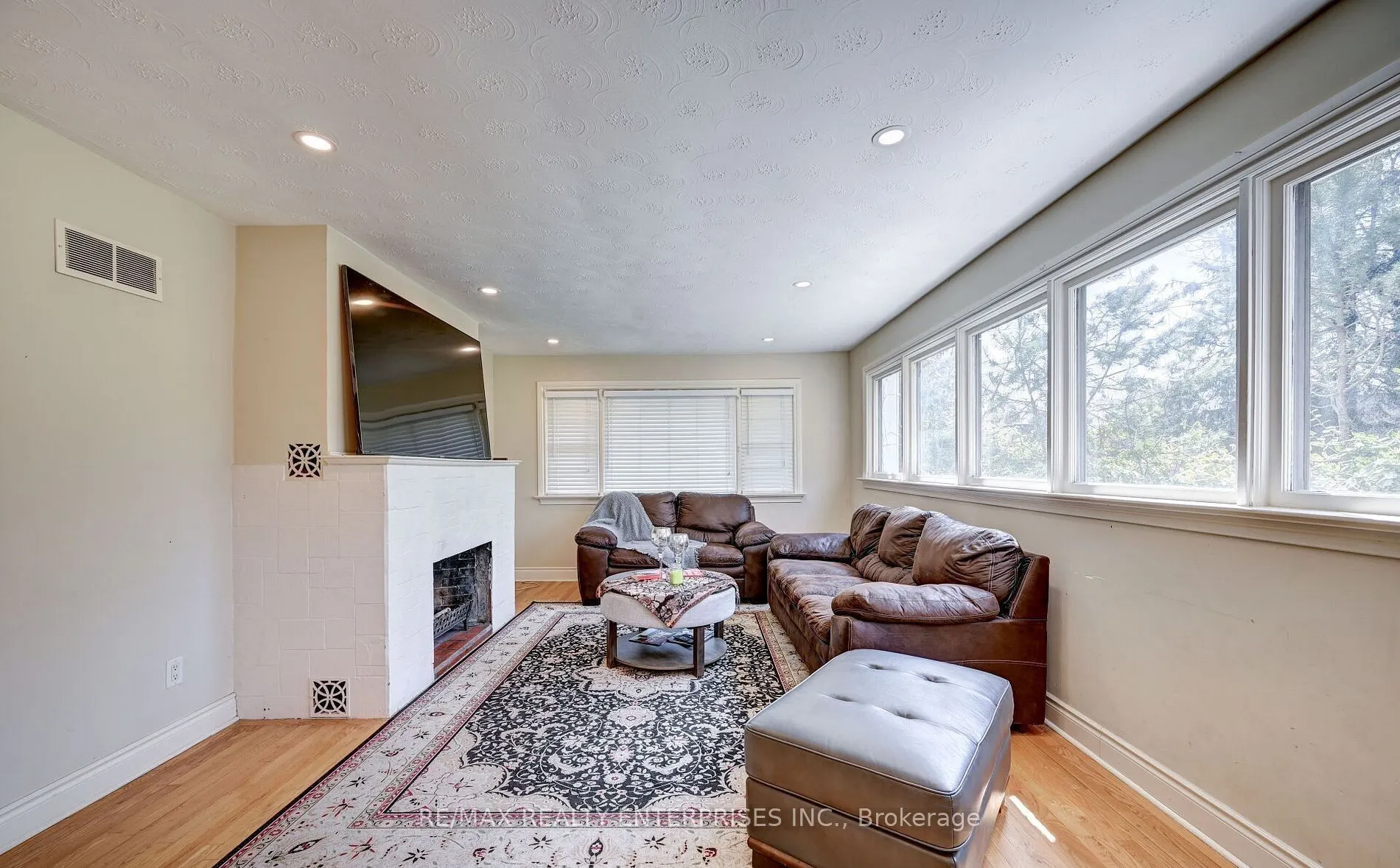 1235 Old River Road
