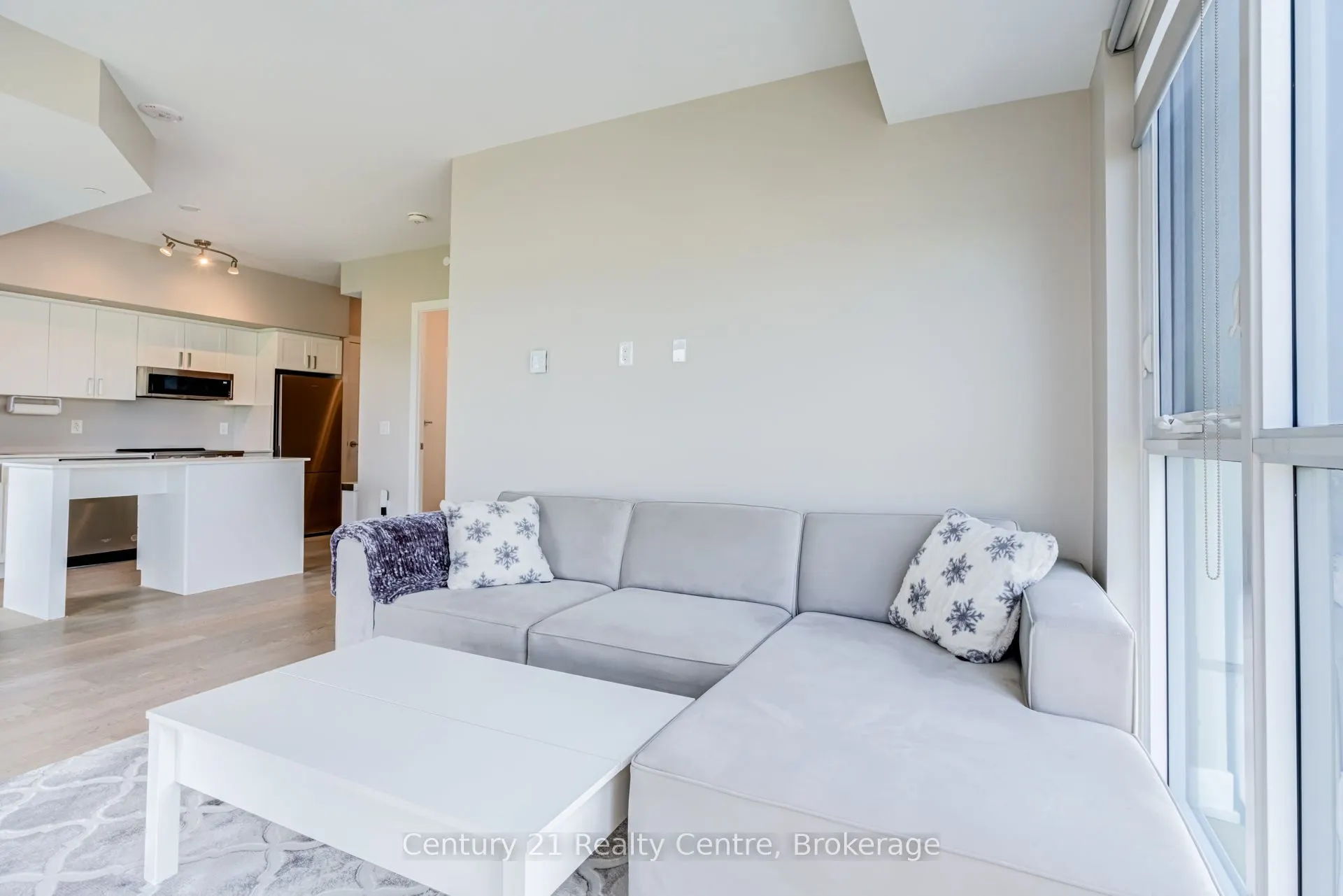 1063 Douglas McCurdy Common #513