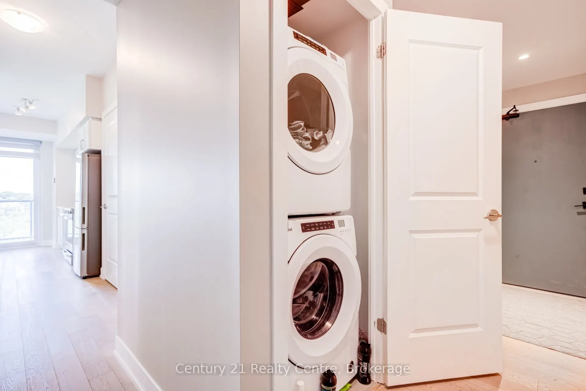 1063 Douglas McCurdy Common #513