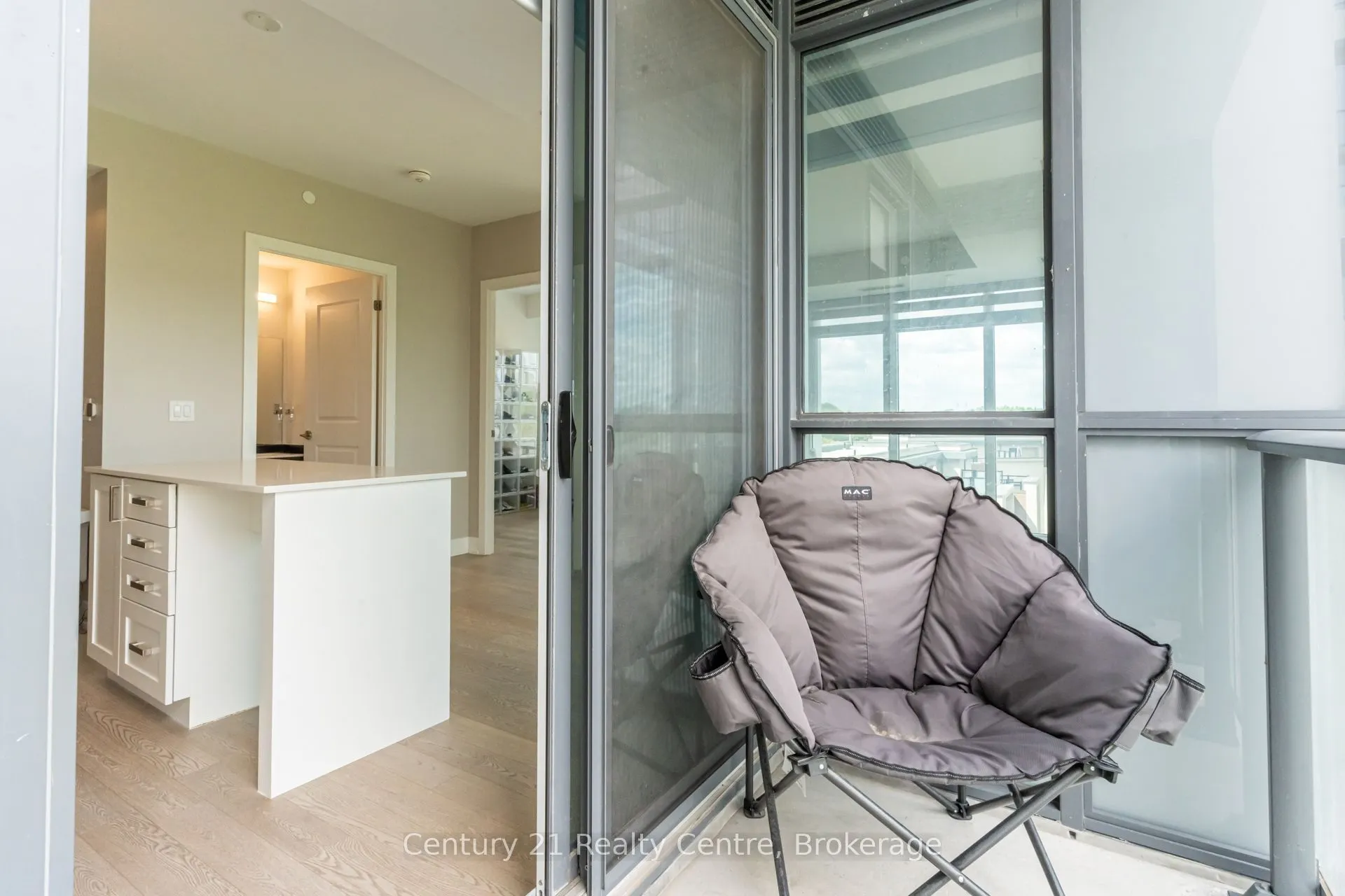 1063 Douglas McCurdy Common #513