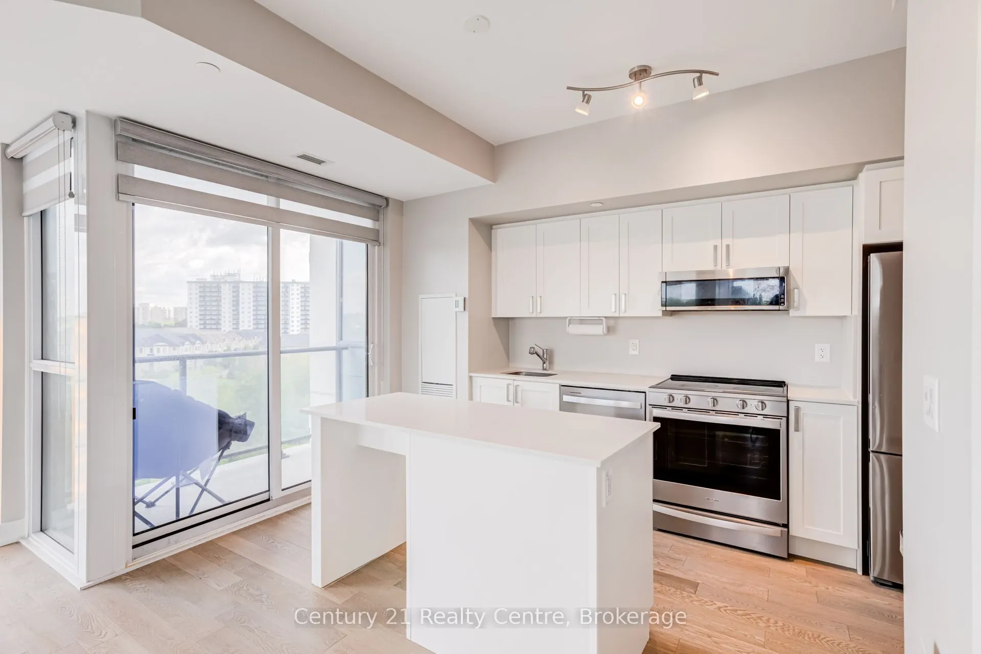 1063 Douglas McCurdy Common #513