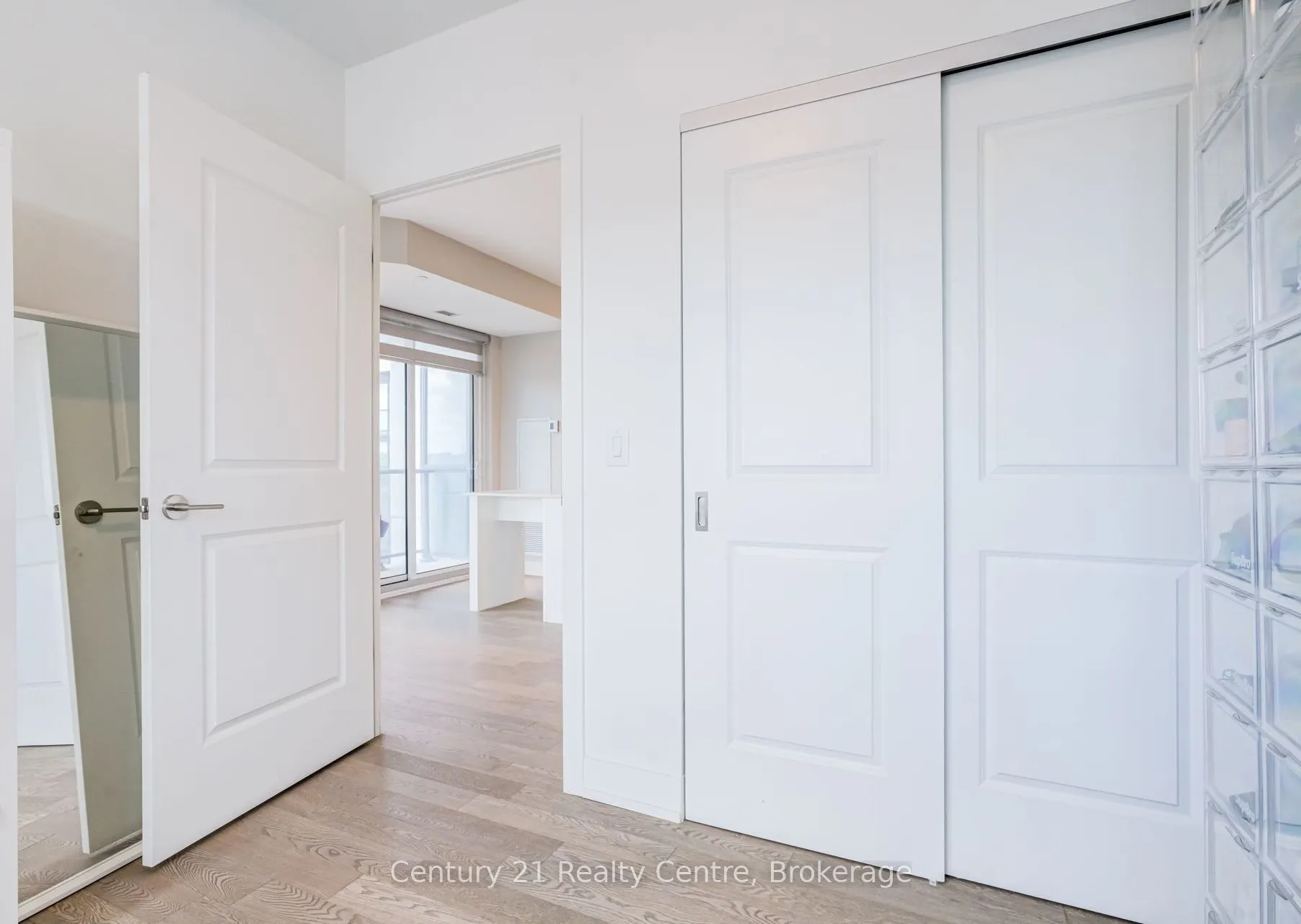 1063 Douglas McCurdy Common #513