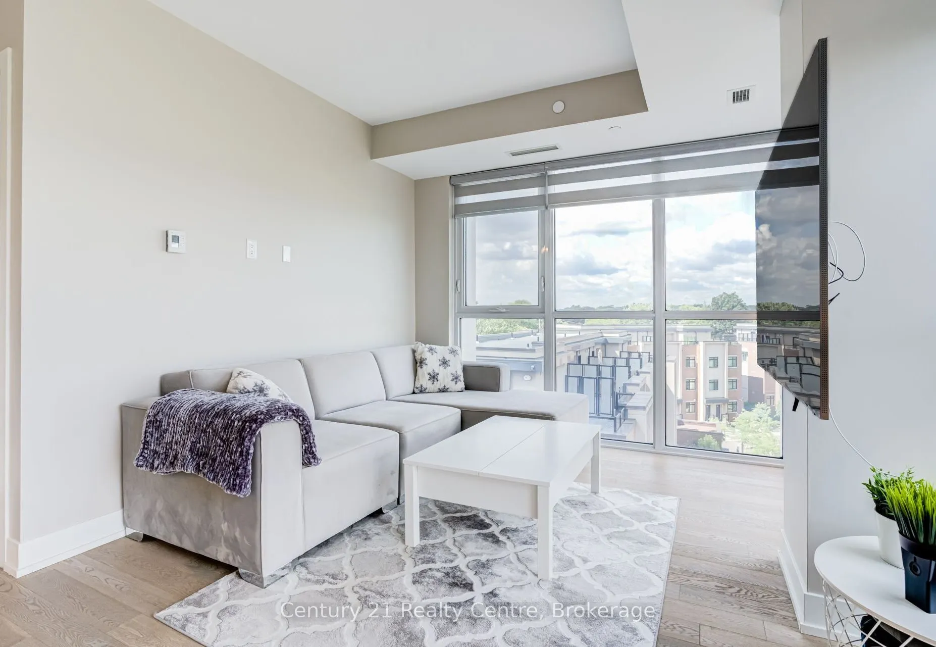 1063 Douglas McCurdy Common #513