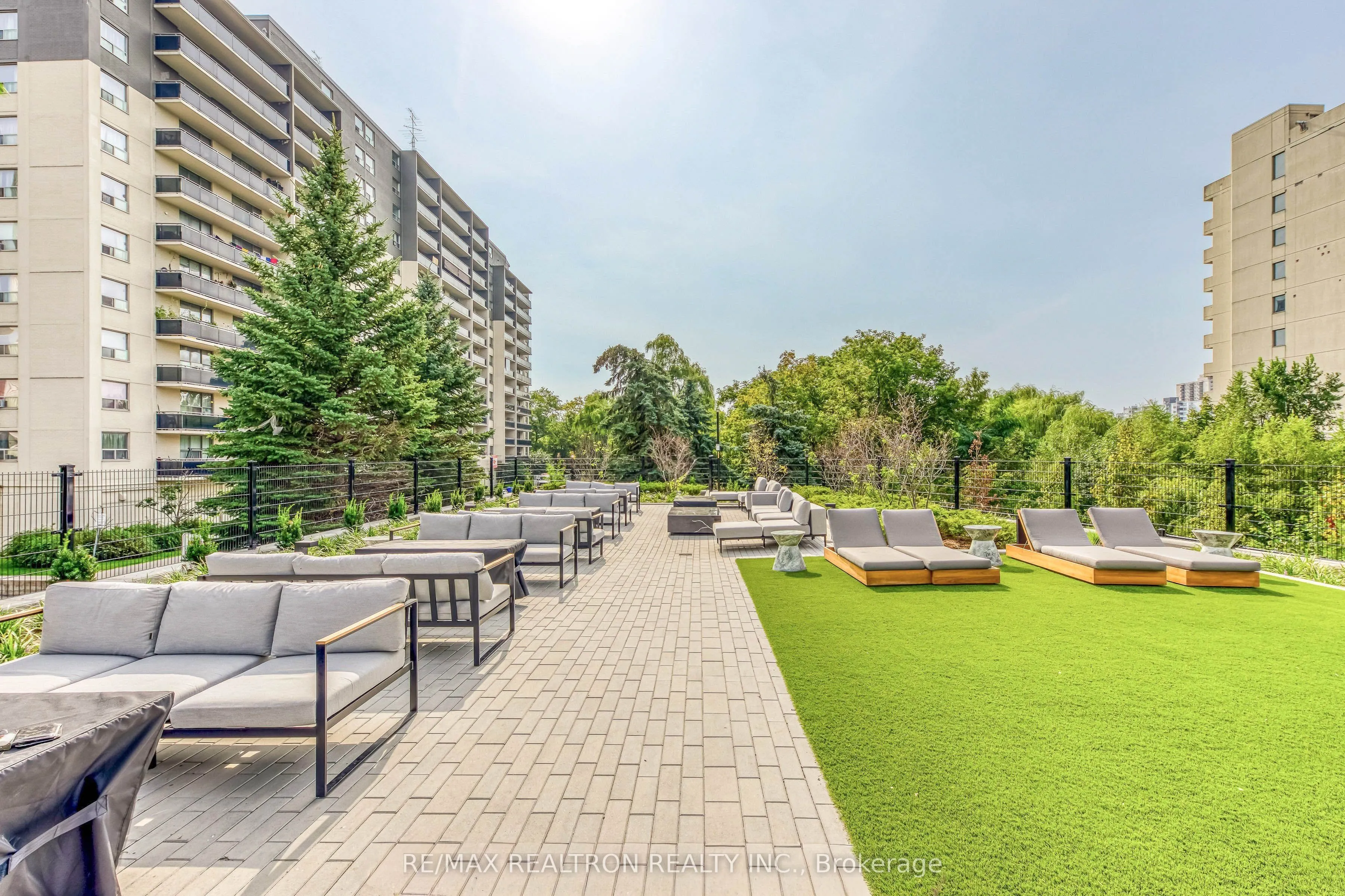 86 Dundas Street E #410