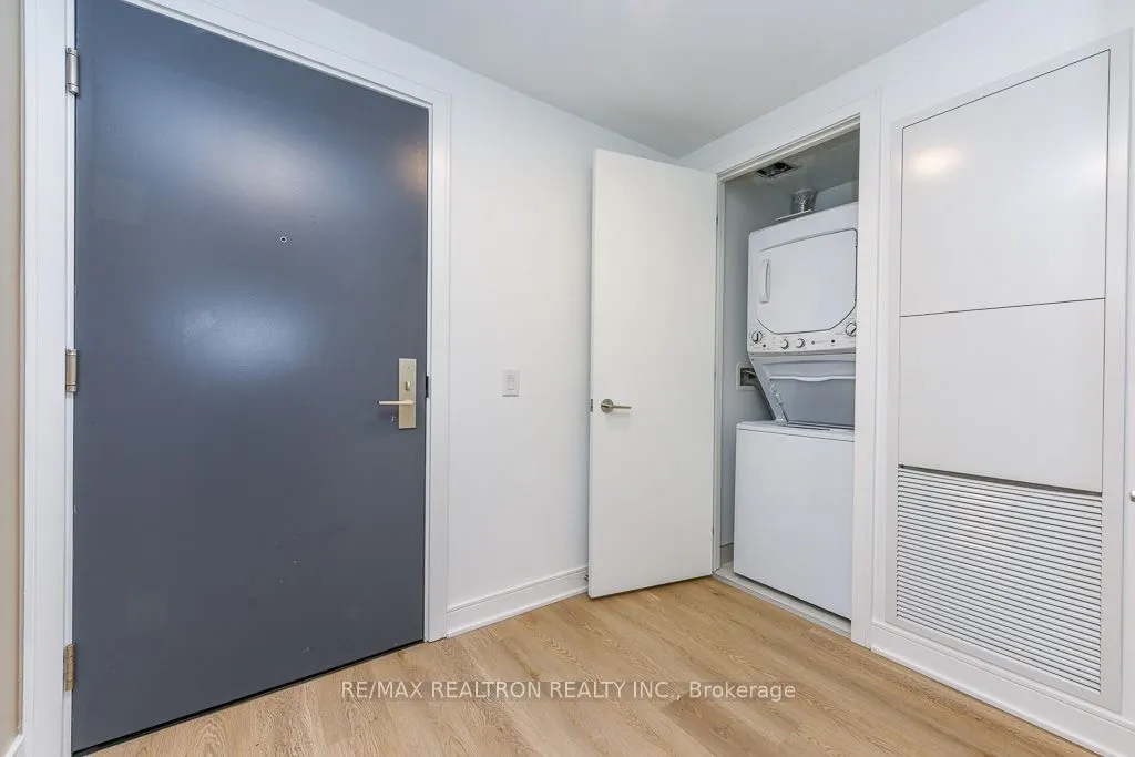 86 Dundas Street E #410
