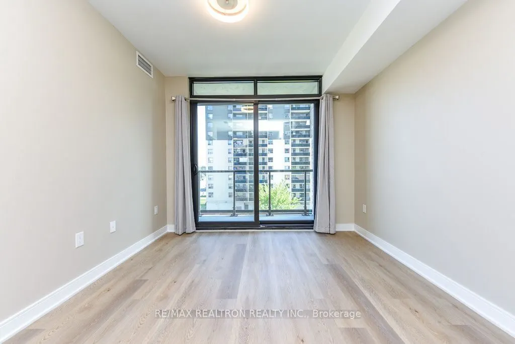 86 Dundas Street E #410
