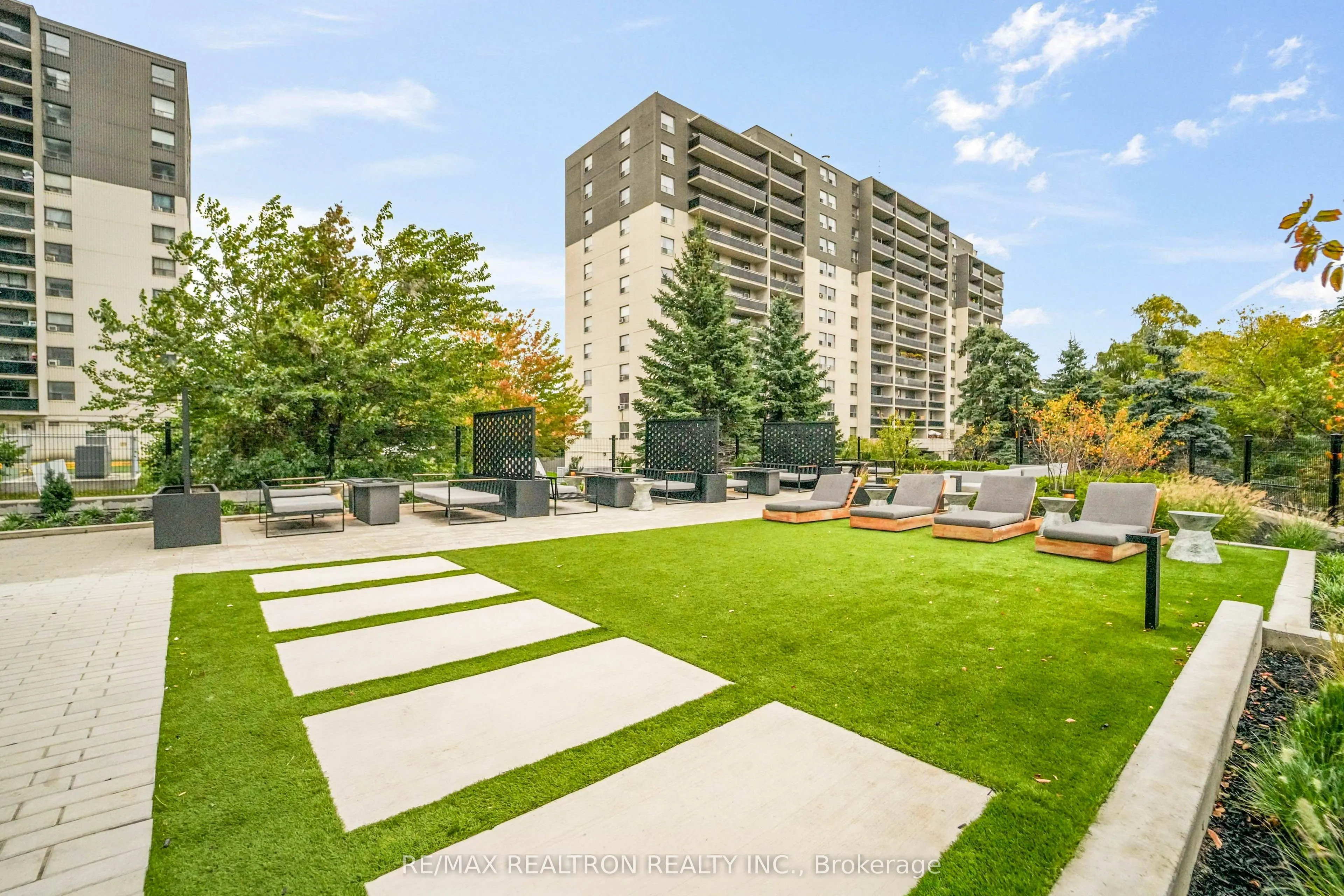 86 Dundas Street E #410