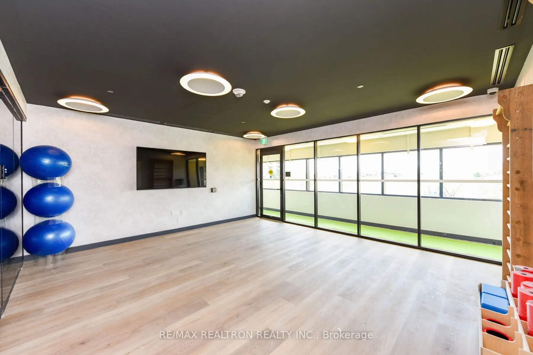 86 Dundas Street E #410