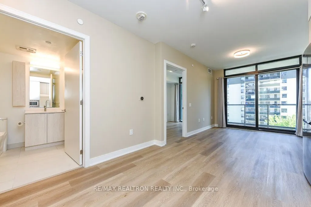 86 Dundas Street E #410