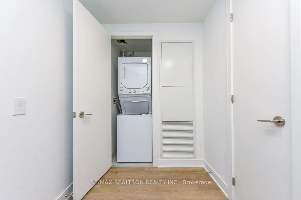 86 Dundas Street E #410
