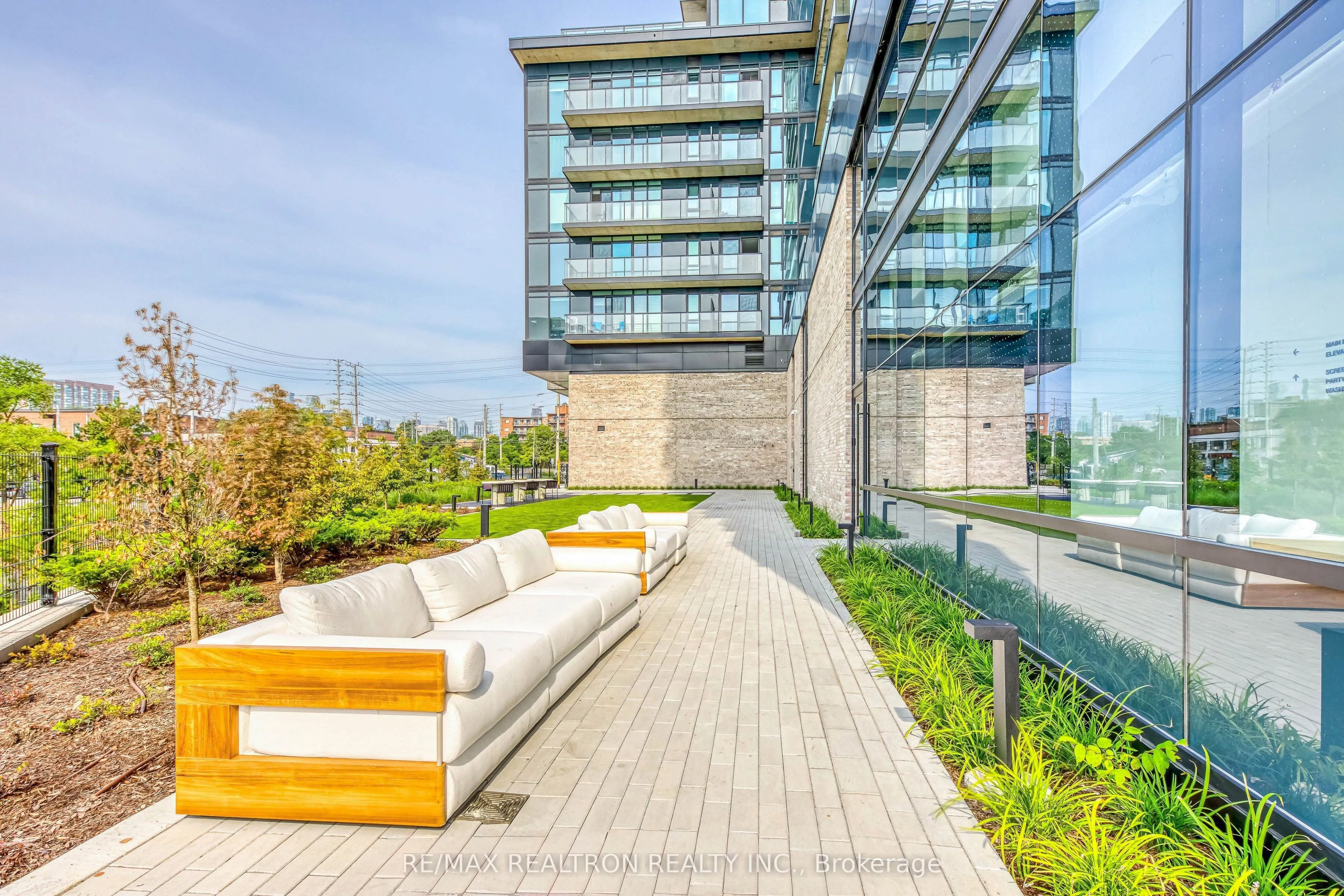 86 Dundas Street E #410