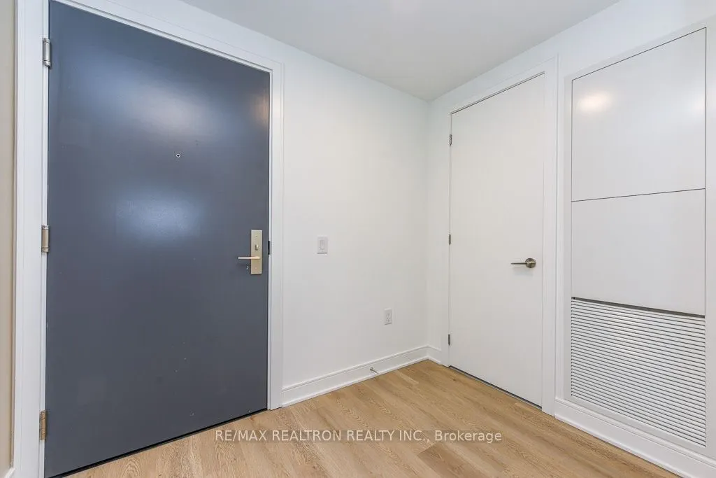 86 Dundas Street E #410