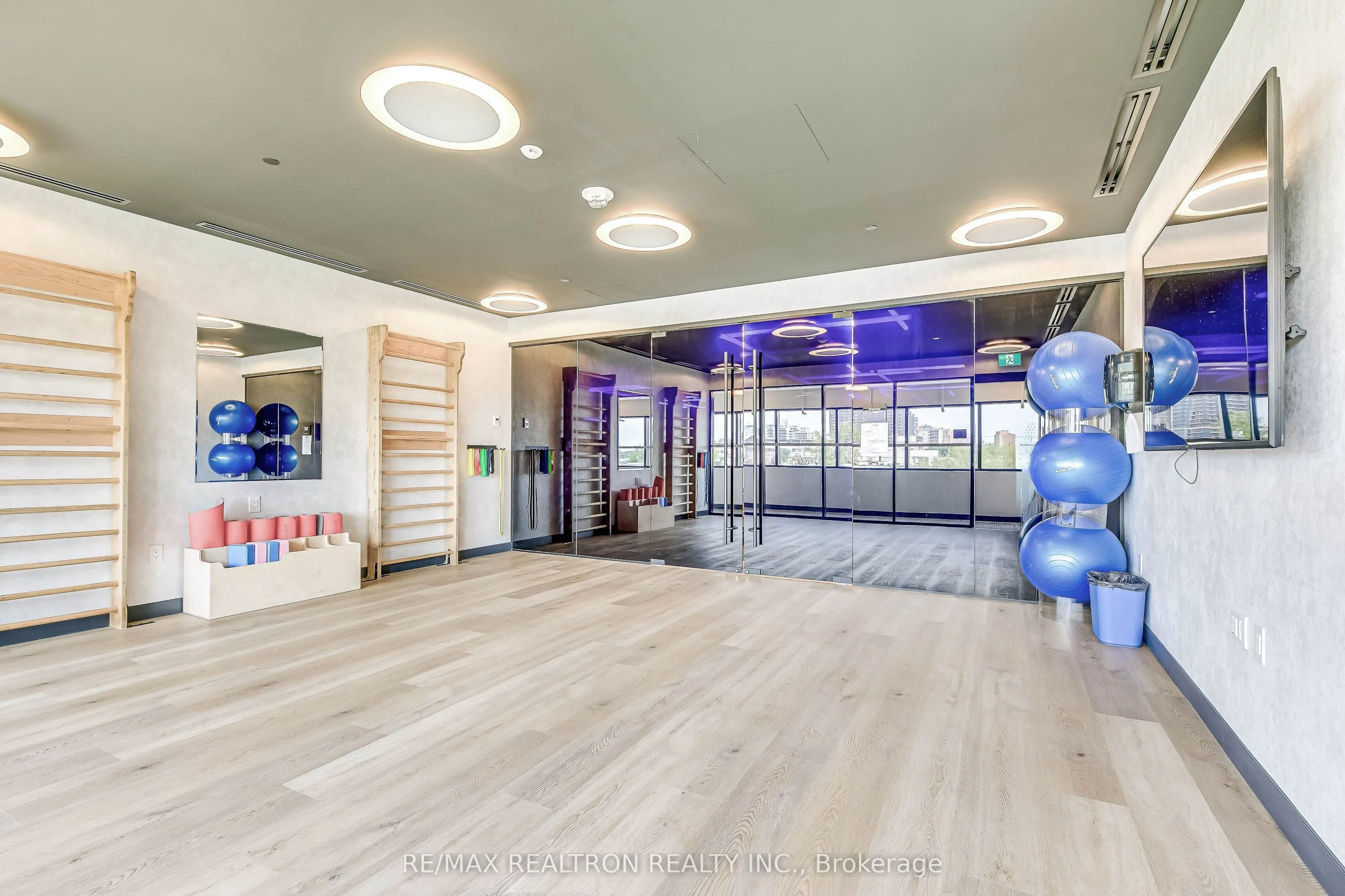 86 Dundas Street E #410