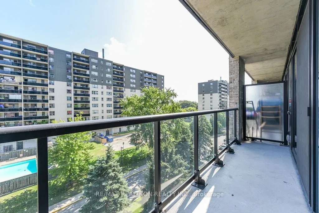 86 Dundas Street E #410