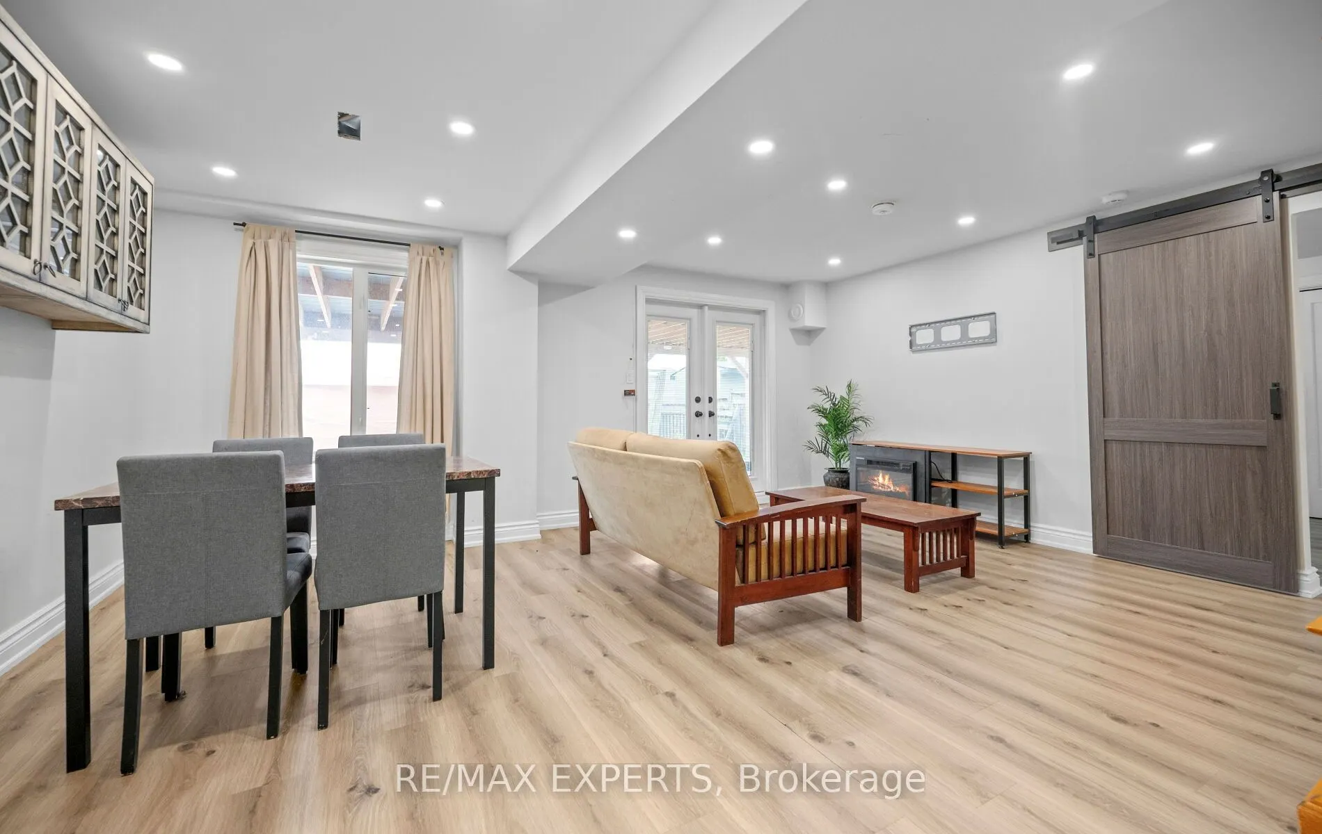 90 Coolspring Crescent
