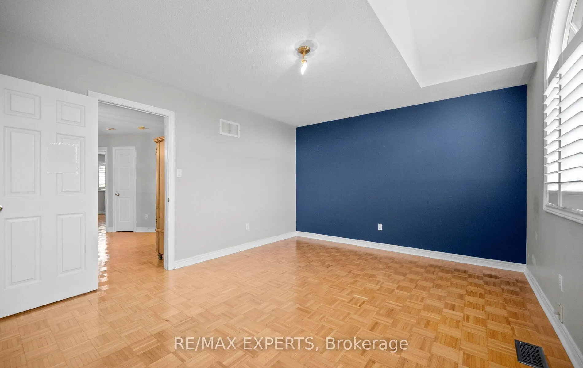90 Coolspring Crescent
