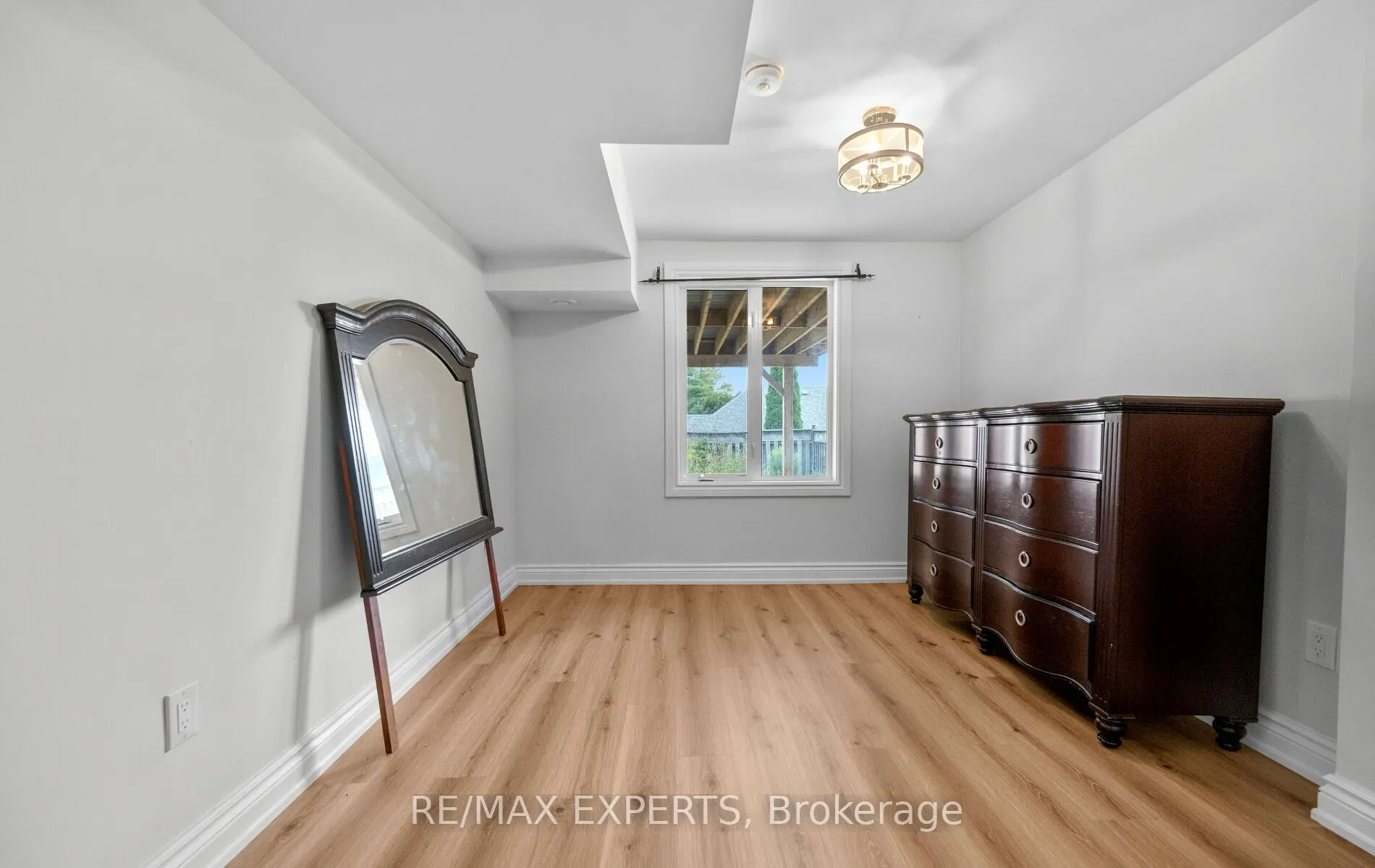 90 Coolspring Crescent