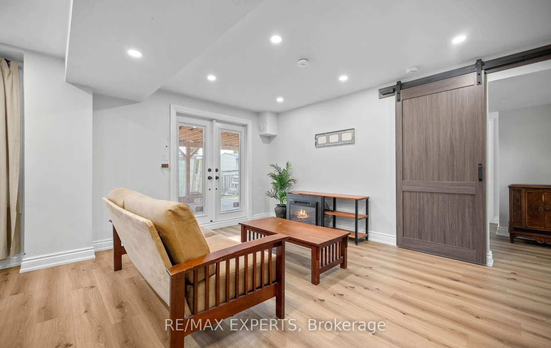90 Coolspring Crescent