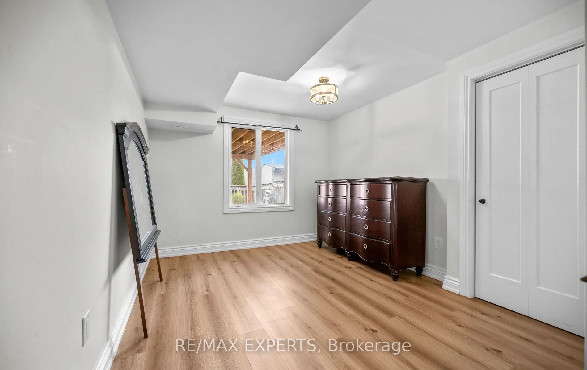 90 Coolspring Crescent