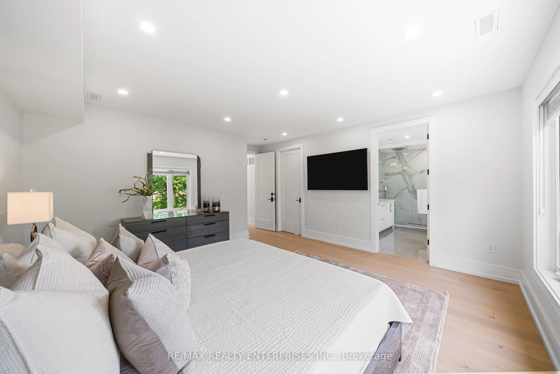1362 Kenmuir Avenue