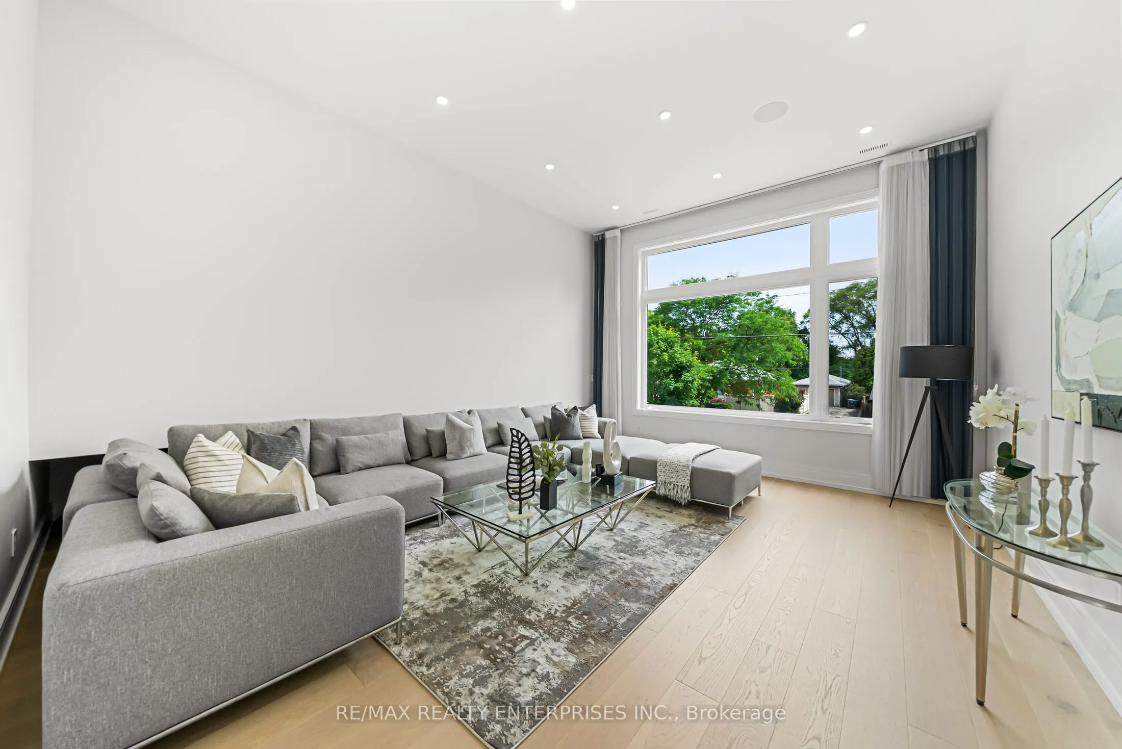 1362 Kenmuir Avenue