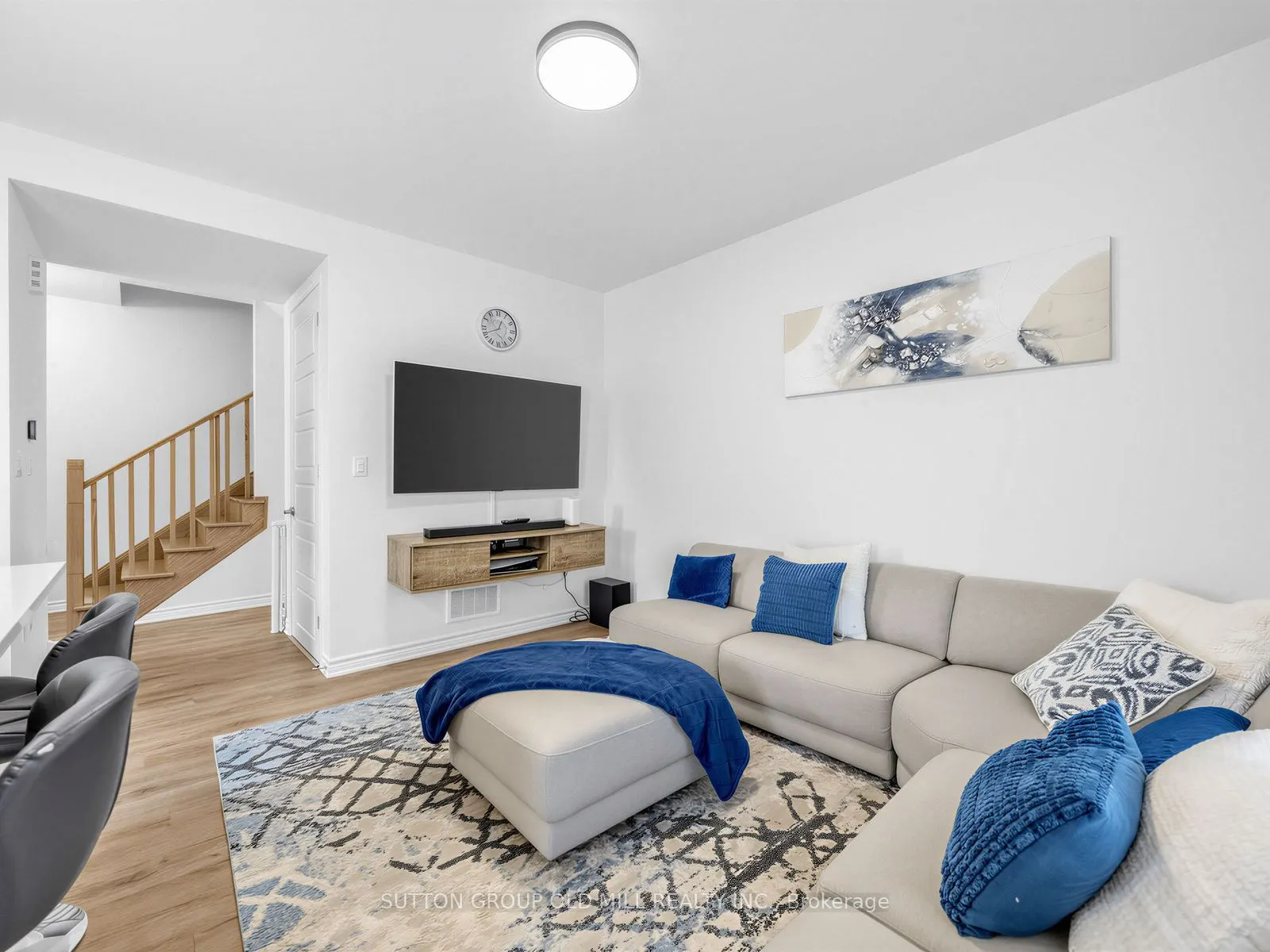 1537 Moira Crescent