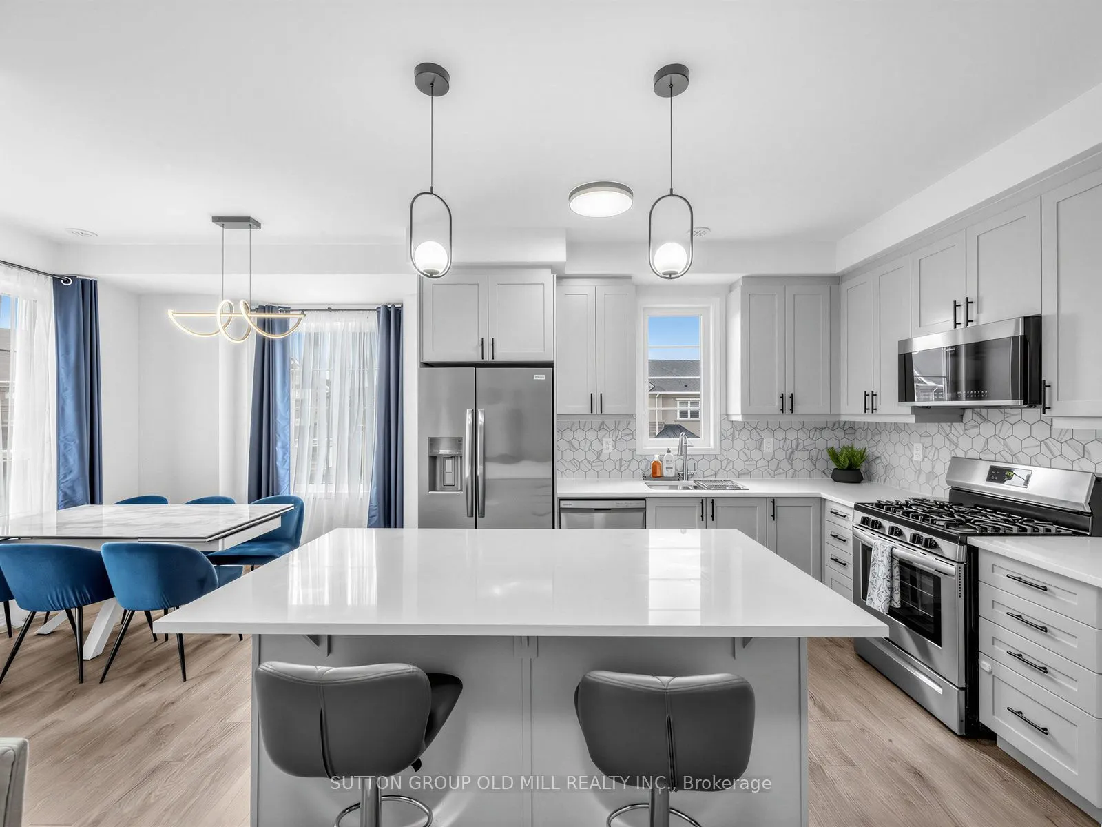 1537 Moira Crescent