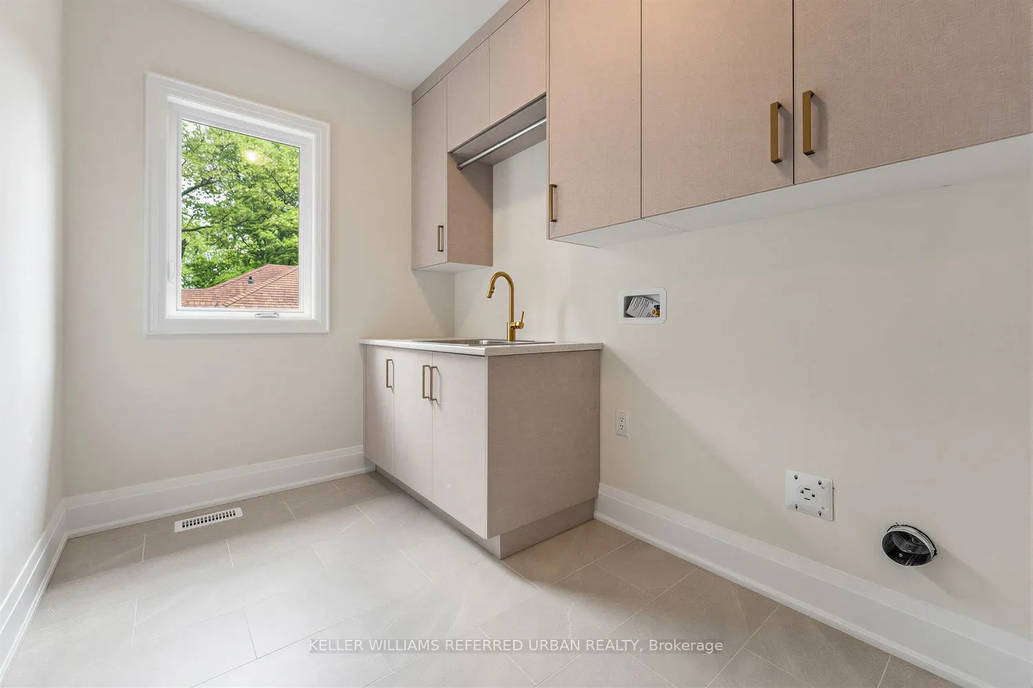 1429 Dundas Crescent
