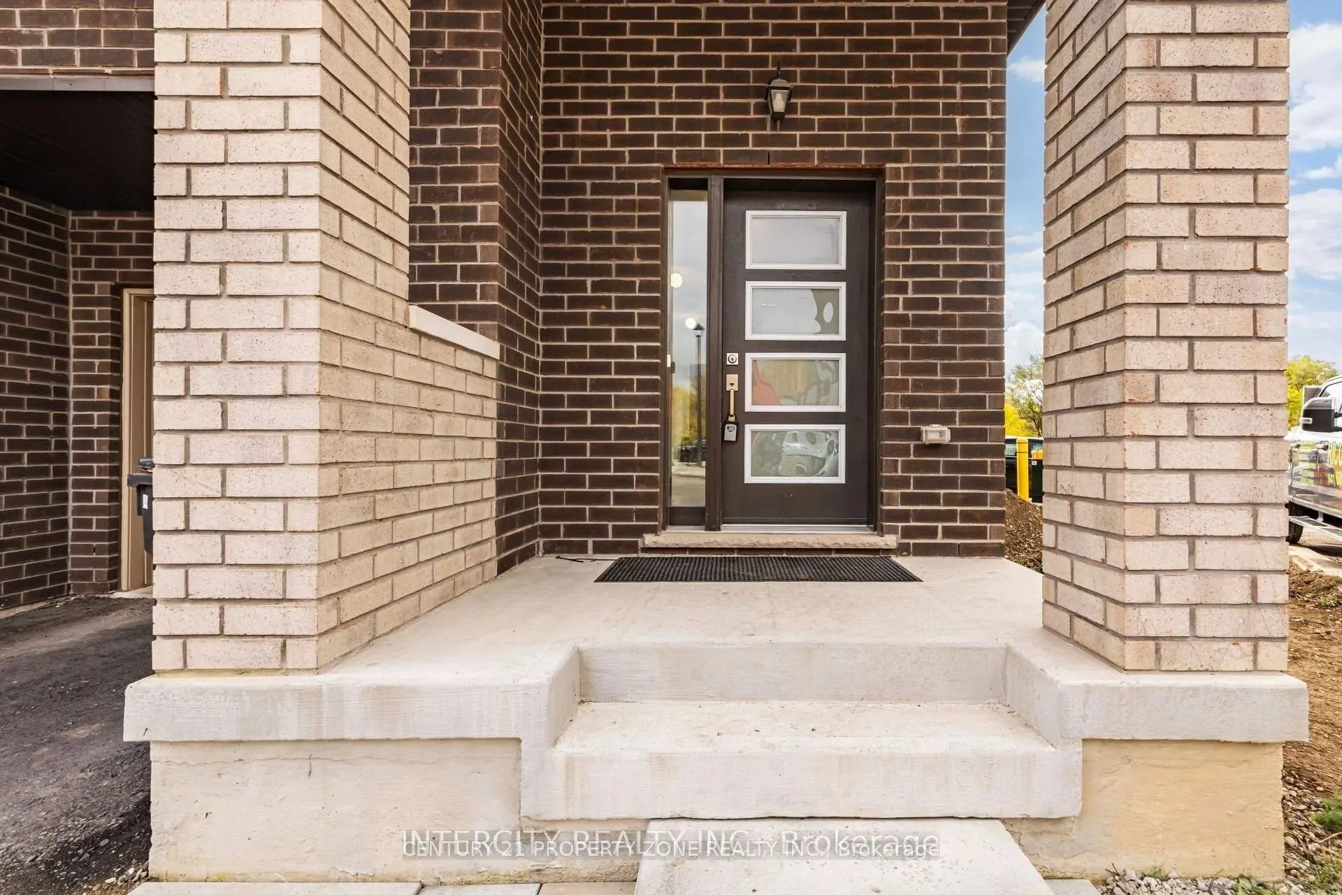 2 Queenpost Drive