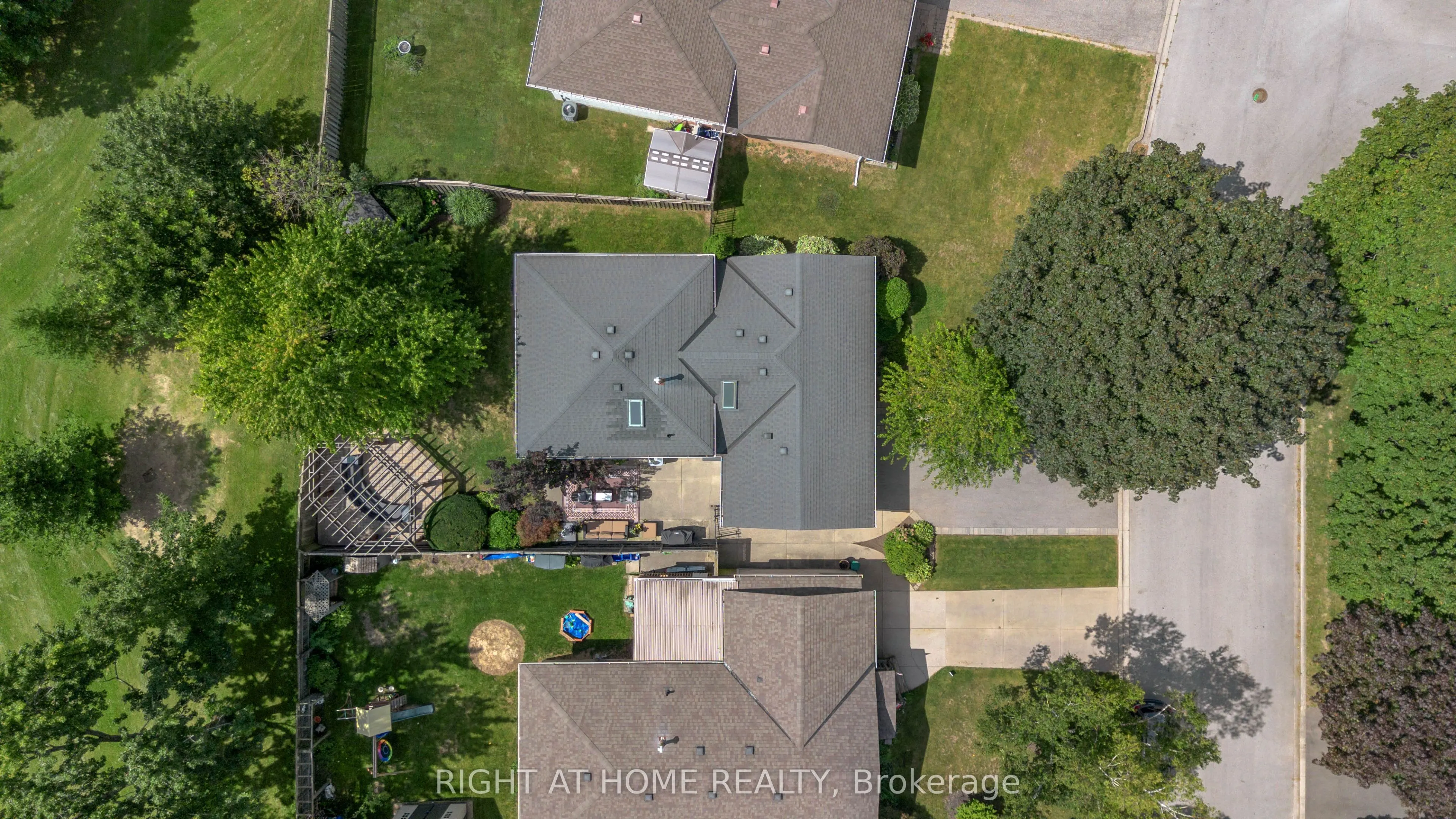 1432 Dewbourne Crescent