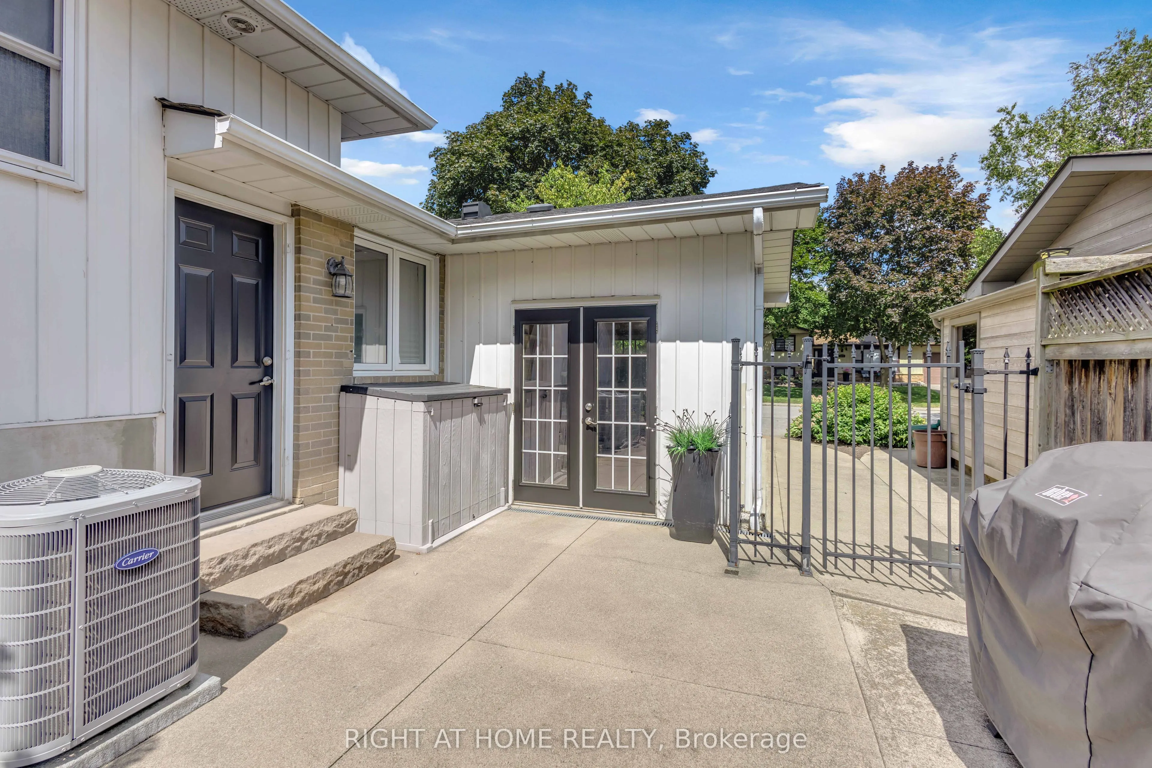 1432 Dewbourne Crescent