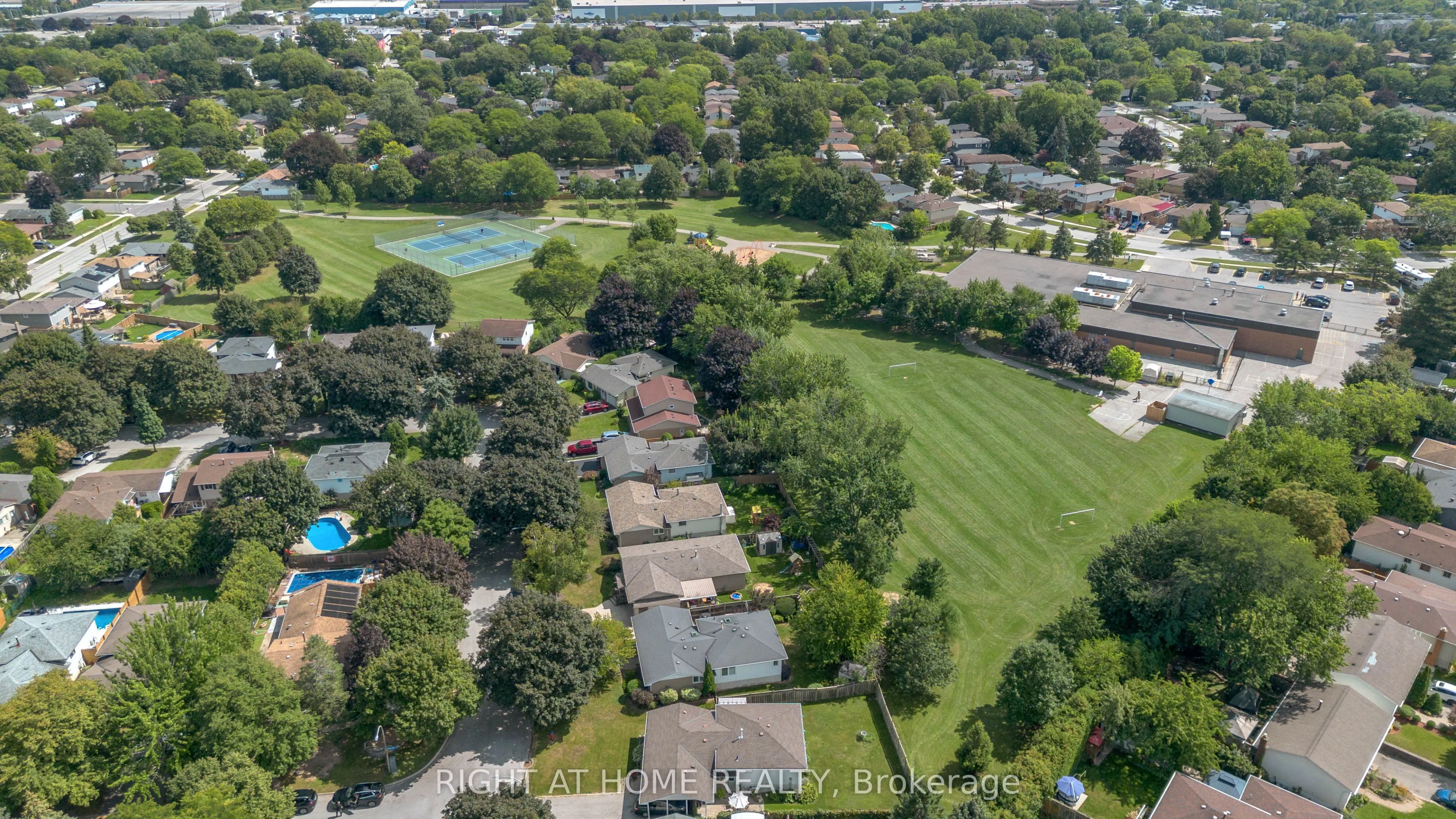 1432 Dewbourne Crescent