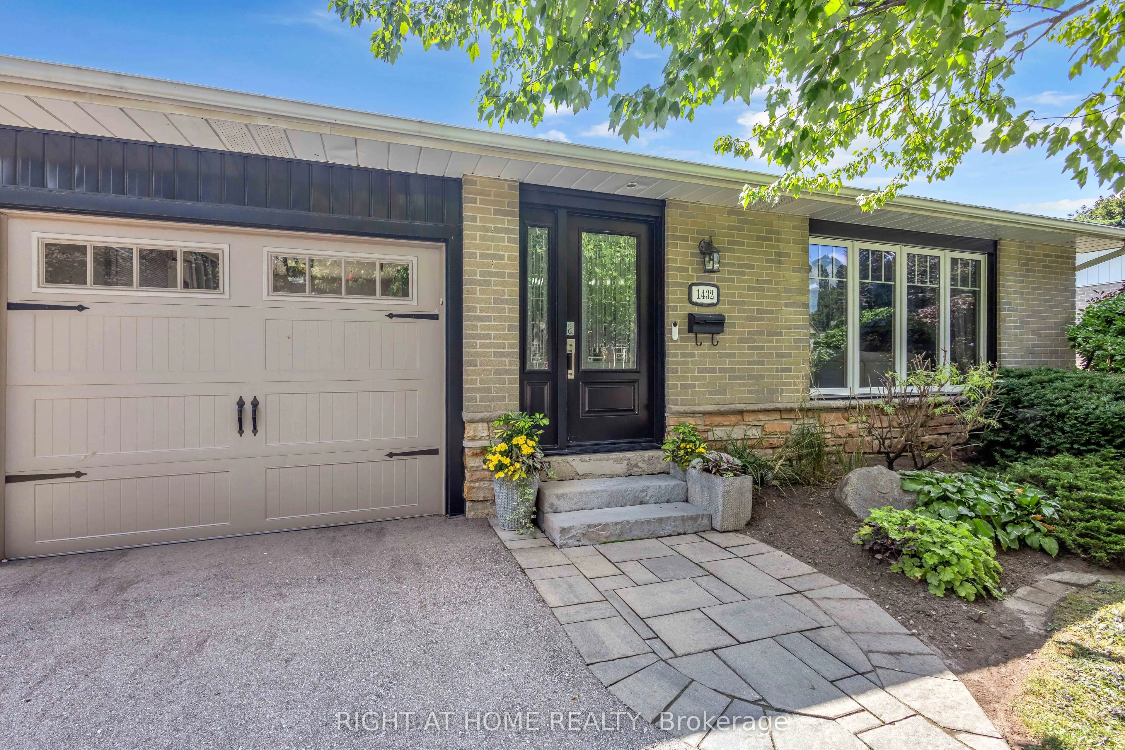 1432 Dewbourne Crescent