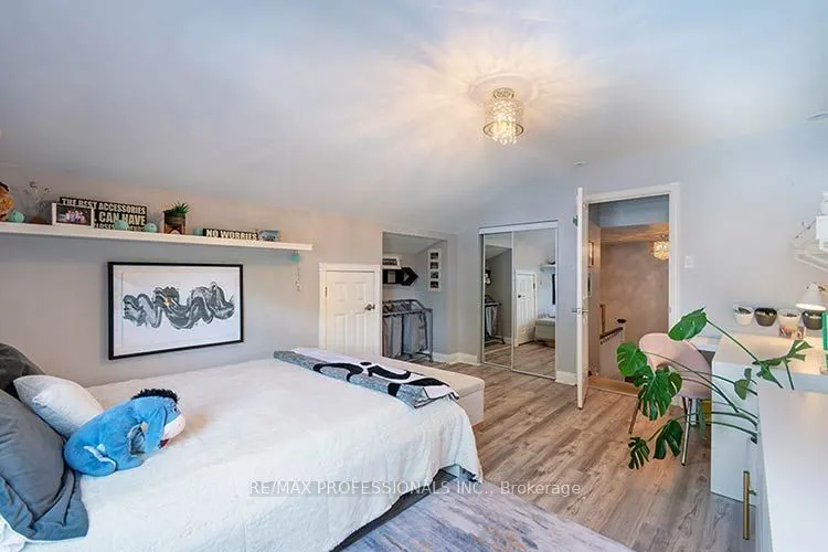 7 Treeline Court