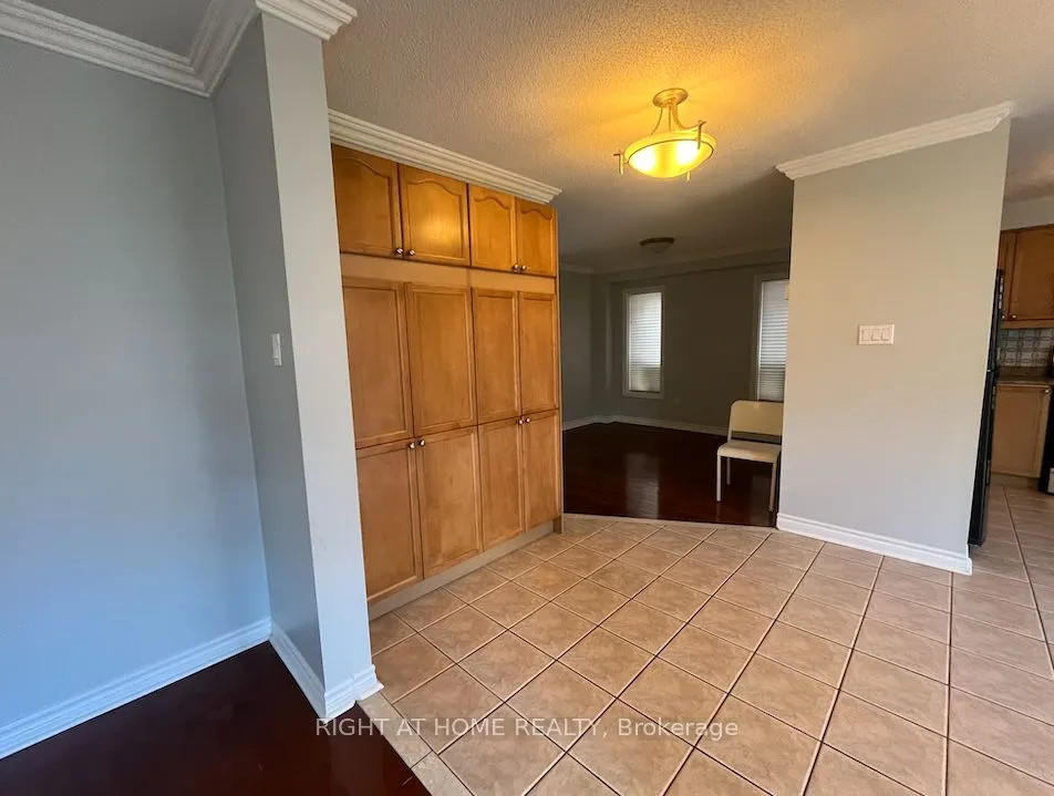 22 Amboise Crescent #Main