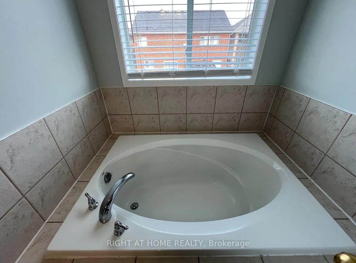 22 Amboise Crescent #Main